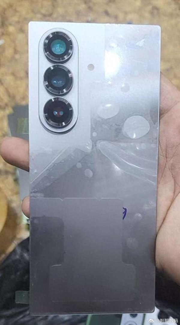 鼎金投资 疑似三星 Galaxy Z Fold7 折叠旗舰真机图现身