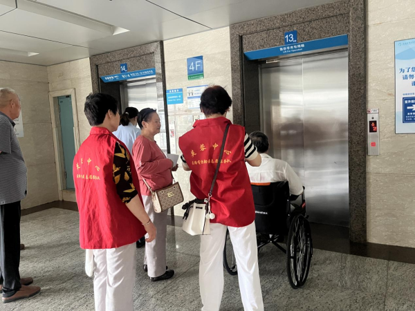 丰云股票 合肥经开区芙蓉中心：一抹“志愿红”温暖就医路_大皖新闻 | 安徽网