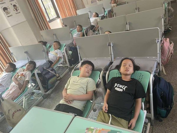 京海策略 告别“趴着睡”！黄冈3.5万名学生迎来午休“躺时代”